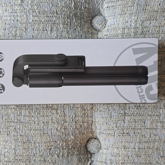 CIRCUIT CITY BRAND BLUETOOTH WIRELESS TELESCOPIC SELFIE STICK - Picture 3 of 7